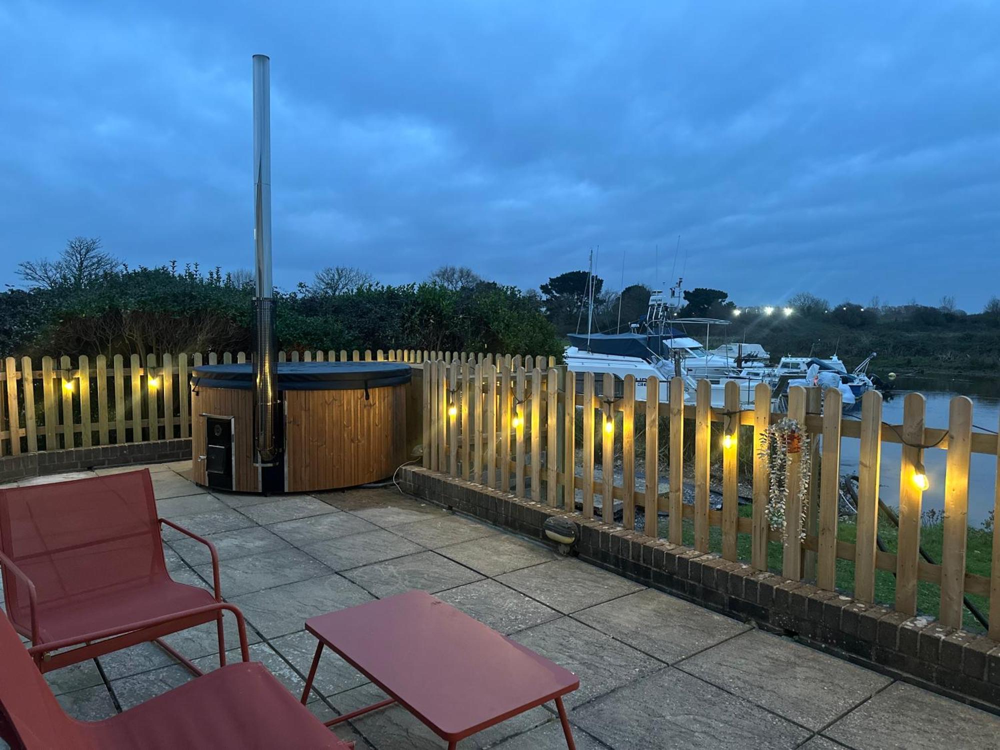 Hot Tub With A View - Christchurch Harbour Eksteriør bilde