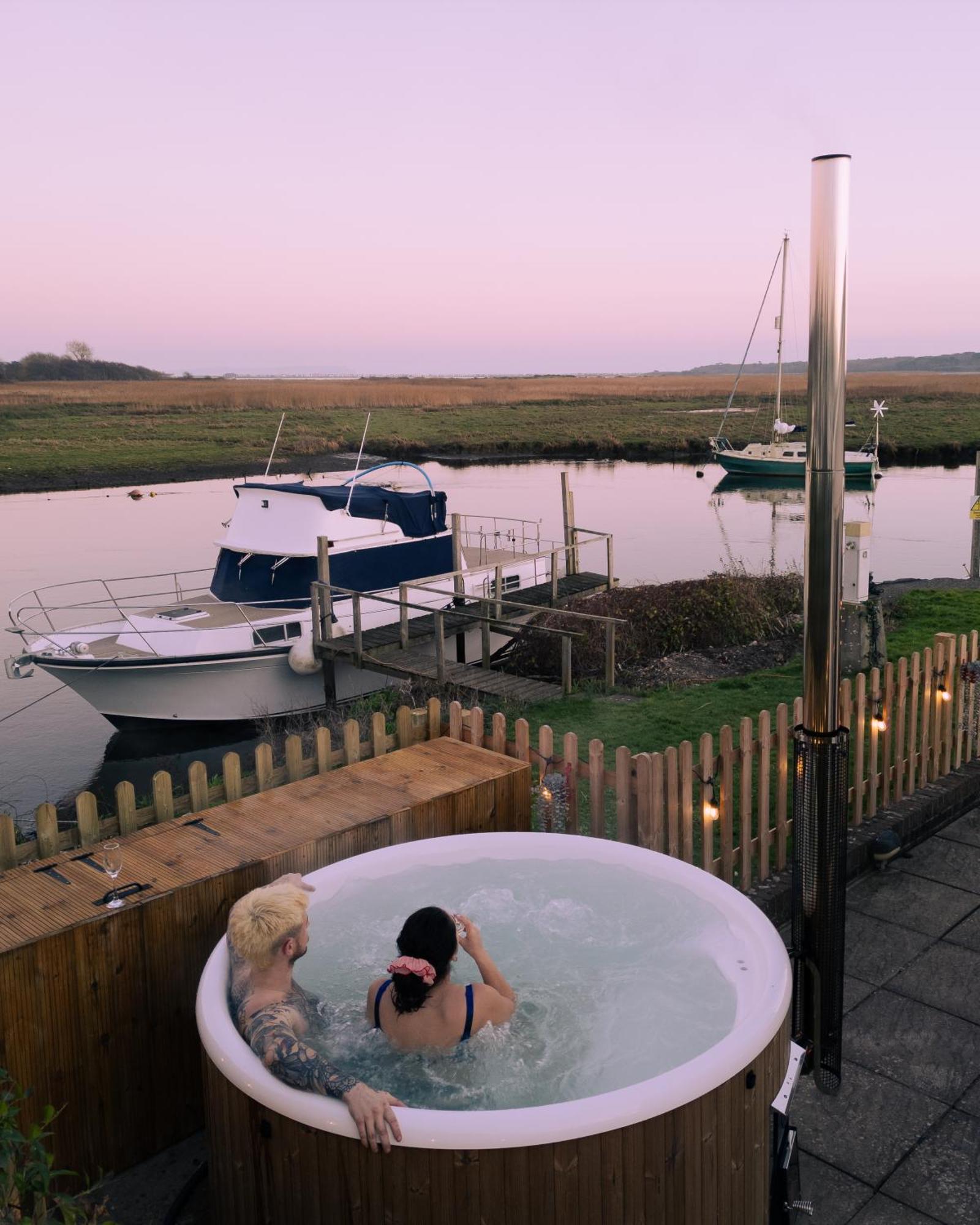 Hot Tub With A View - Christchurch Harbour Eksteriør bilde