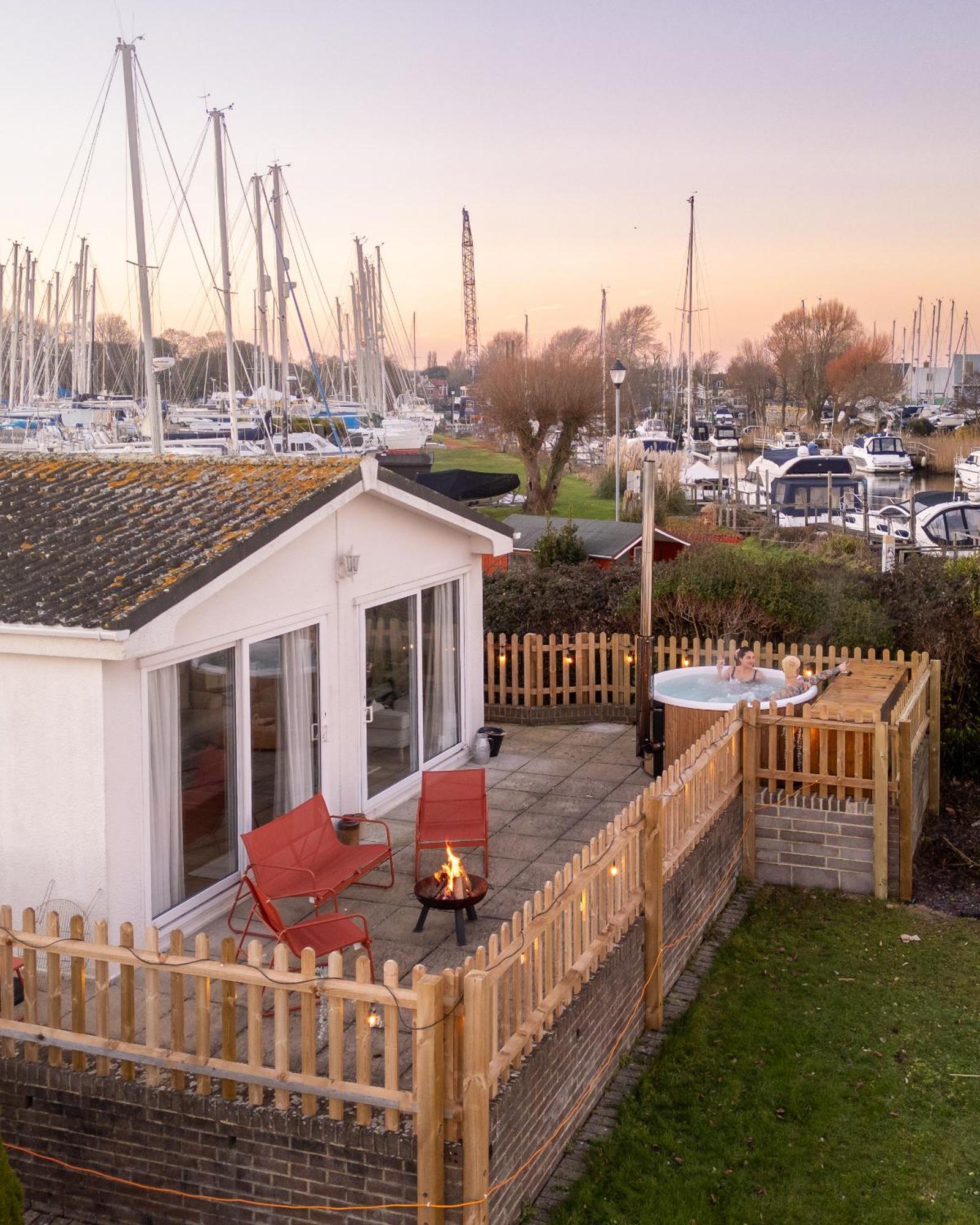 Hot Tub With A View - Christchurch Harbour Eksteriør bilde